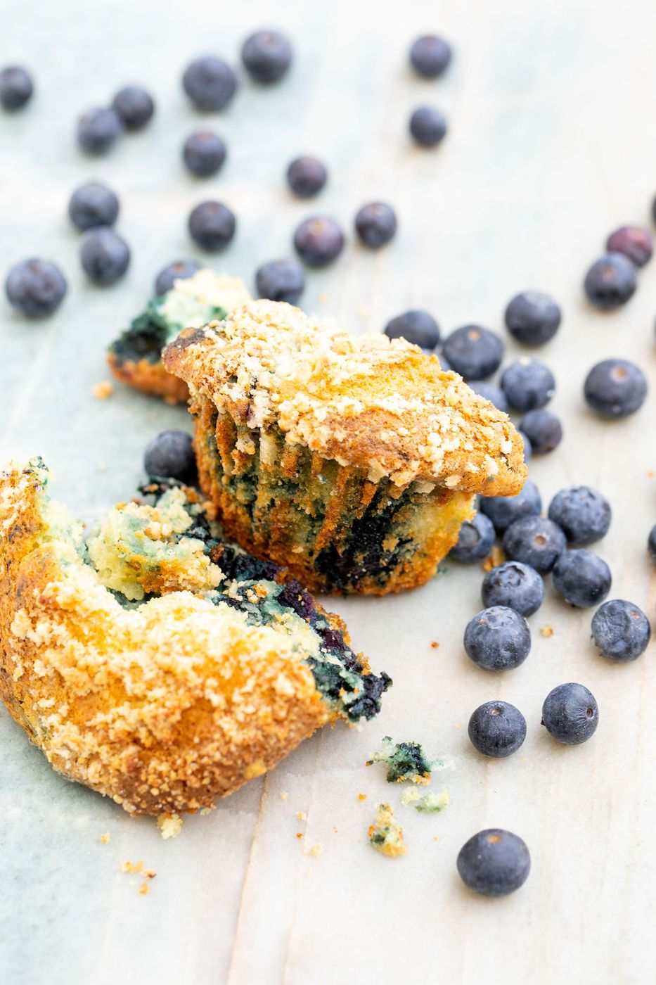 Blueberry muffins with fresh blueberries
